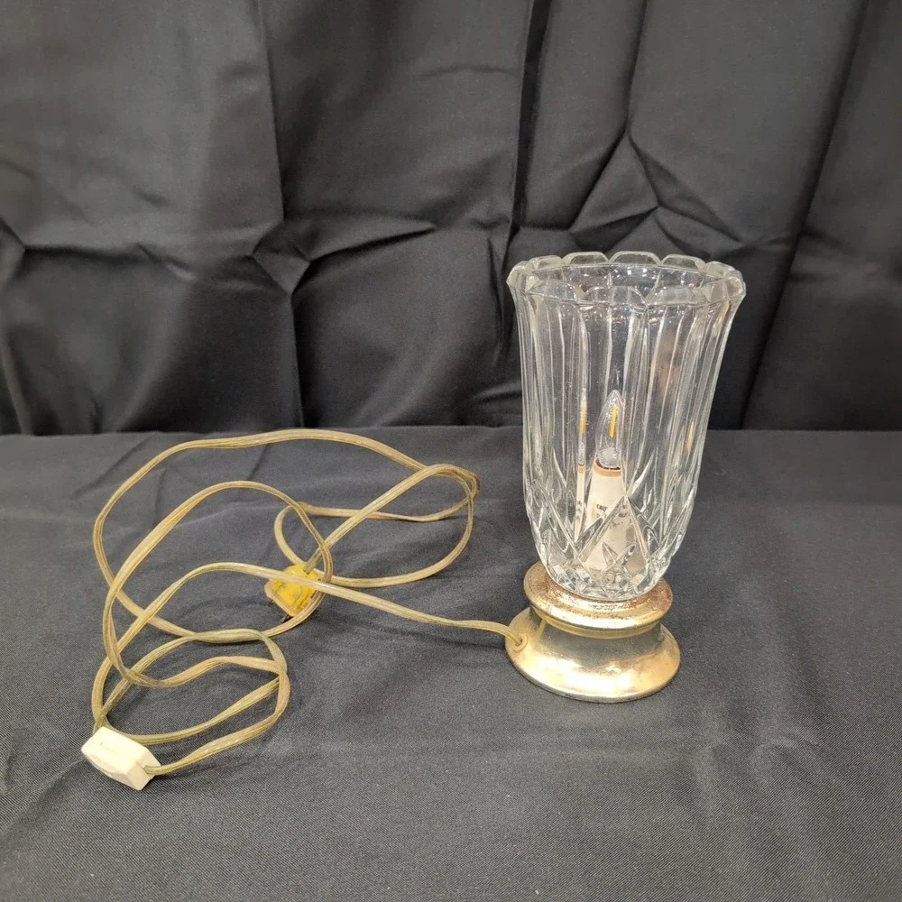 Vintage Electric Hurricane Accent Lamp Clear Cut Glass Silver Base - Picture 8 of 8